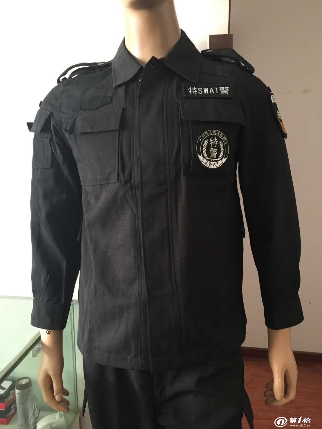 特警作训服采用棉涤混纺面料制作,经过抗撕拉退色处理.