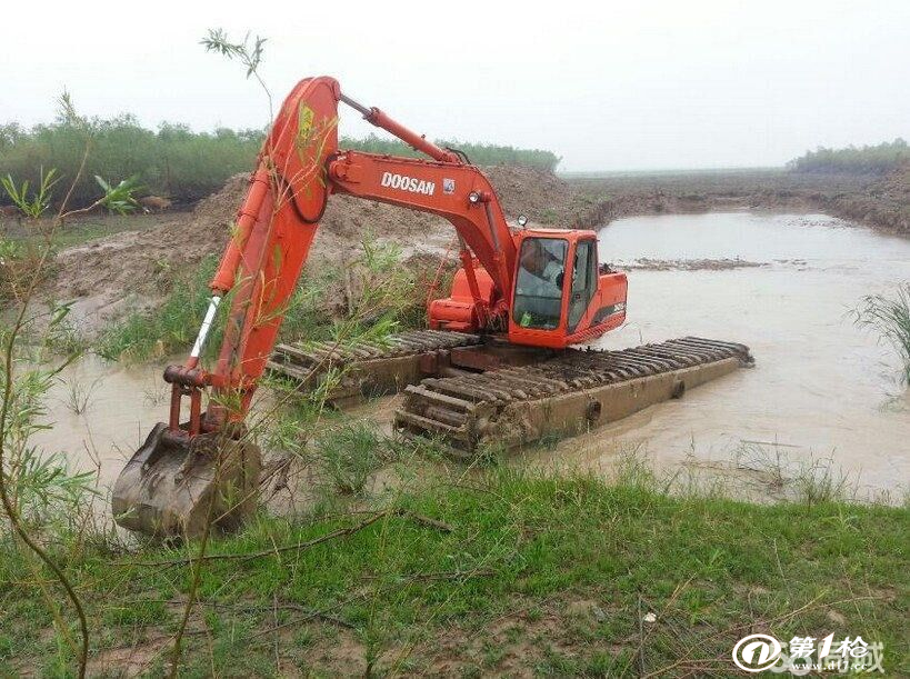 水上船挖水上挖掘机水挖出租低价揭秘必看