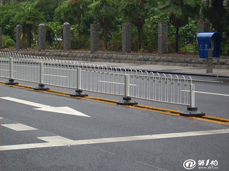 广东茂名交通安全栏杆道路边缘护栏人行公路护栏网厂家