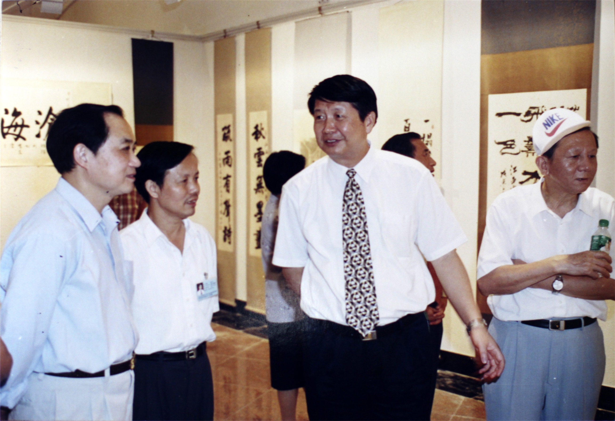 1999年10月，时任江西省委书记舒惠国莅临书画展。