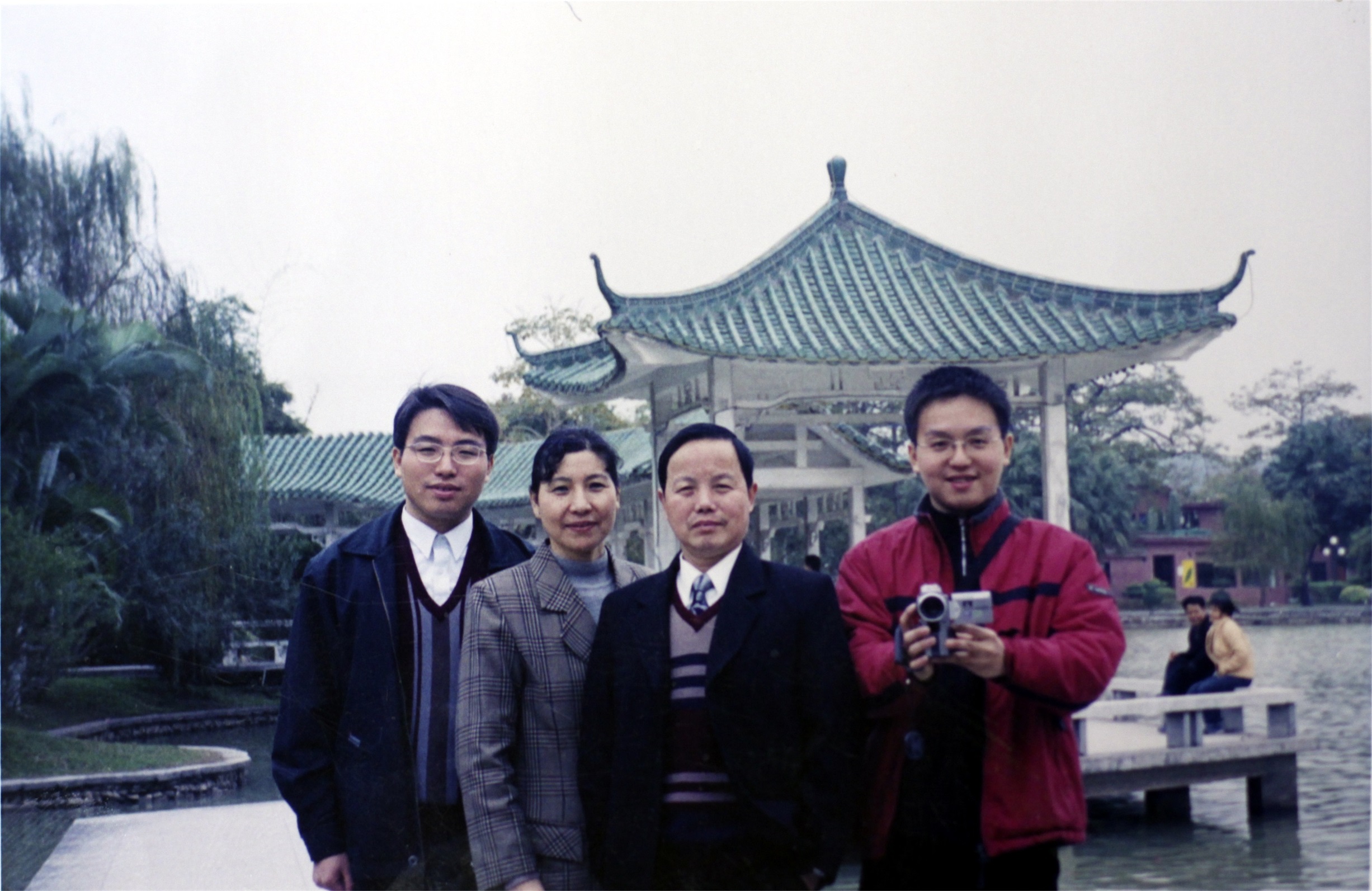 2001年12月，应邀在惠州举办书画展，与妻儿留影。
