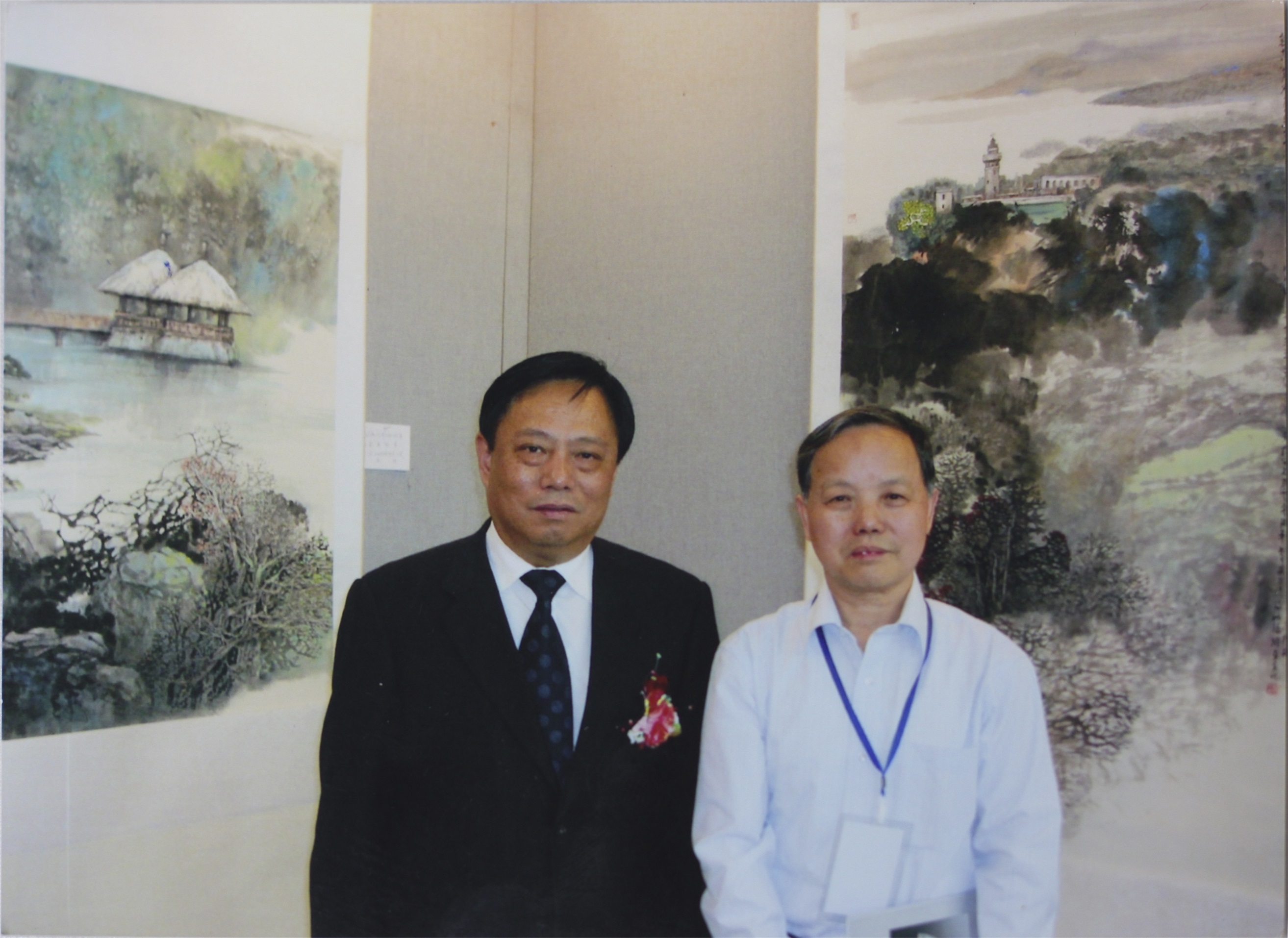 2011年5月，江西中山画院在北京民族文化宫举办“宝岛台湾采风十人画展”，在展会上与中国美协常务副主席吴长江合影。