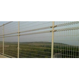 控制塑木栅栏三角折弯护栏网双圈护栏网