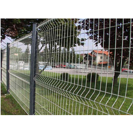厂家生产桃形柱护栏网 三角折弯护栏网 量身定做****安装