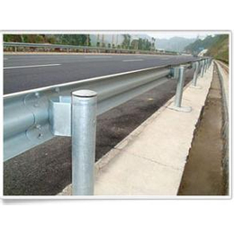 秦皇岛高速公路防撞护栏护栏板配防阻块安全可靠 