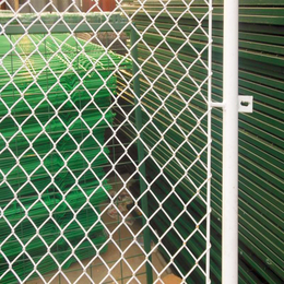 PVC勾花网围栏-球场防护网-厂房隔离勾花网-拳击围栏网