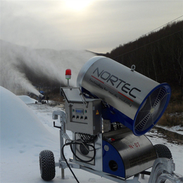 滑雪场采用电脑控制的诺泰克自动造雪机