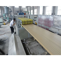环保pvc木塑板设备_宜春pvc木塑板设备_同三塑机