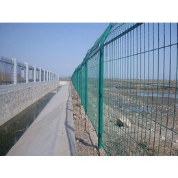 青岛高速公路护栏网,河北宝潭护栏,高速公路护栏网厂家定做
