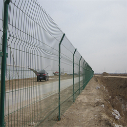 公路护栏网用于高速公路两侧*防护 又称为公路隔离栅
