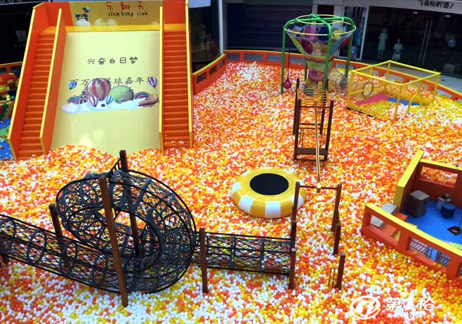 金寨县大型室内儿童游乐设备淘气堡商场百万海洋球场厂家