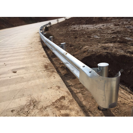 阳泉地区供应喷塑护栏 波形护栏 公路绿色护栏板 镀锌护栏板