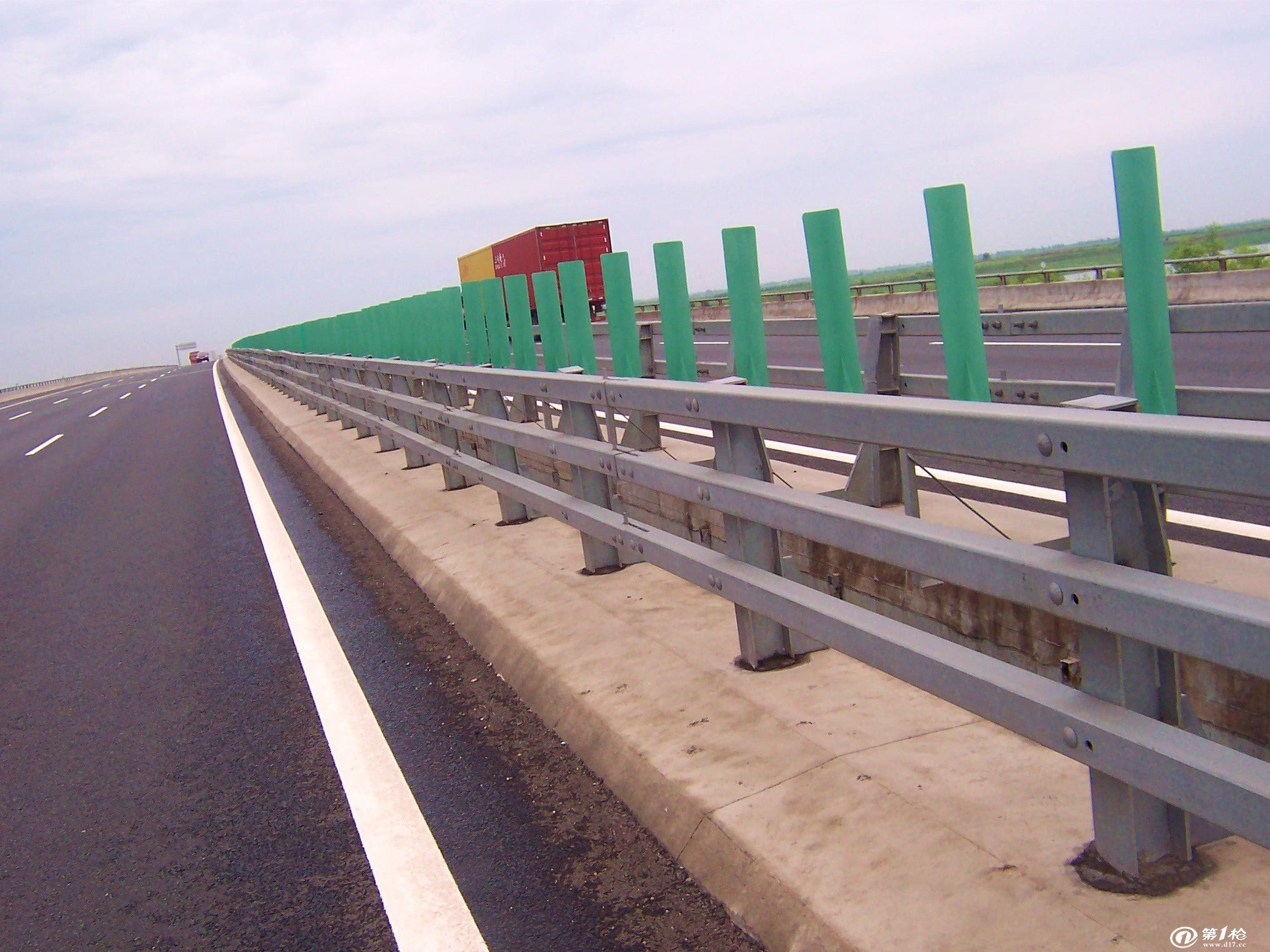 高淳镀锌波形护栏板政通全国销售     防撞护栏作为高速公路上的基本