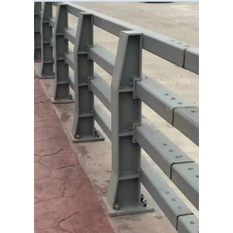 聊城飞龙防撞护栏厂(查看)-钢板立柱生产厂家