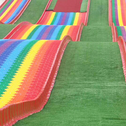 户外大型斜坡设计七彩滑道彩虹滑道颜色绚丽新款旱雪毯