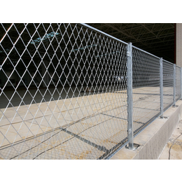 广州铁路隔离栅 地铁钢板网护栏 防攀爬带刺网