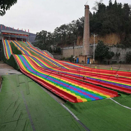 花海里的一抹彩色游乐设备彩虹滑道厂家规划运营场地设计