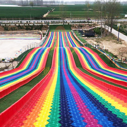 浙江湖州景区无动力七彩滑道网红旱地彩虹滑道很多游客都在玩耍