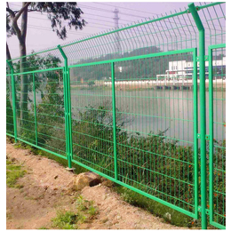 广东清远冲孔板护栏工地围挡价格防风抑尘网彩钢铁皮临时护栏