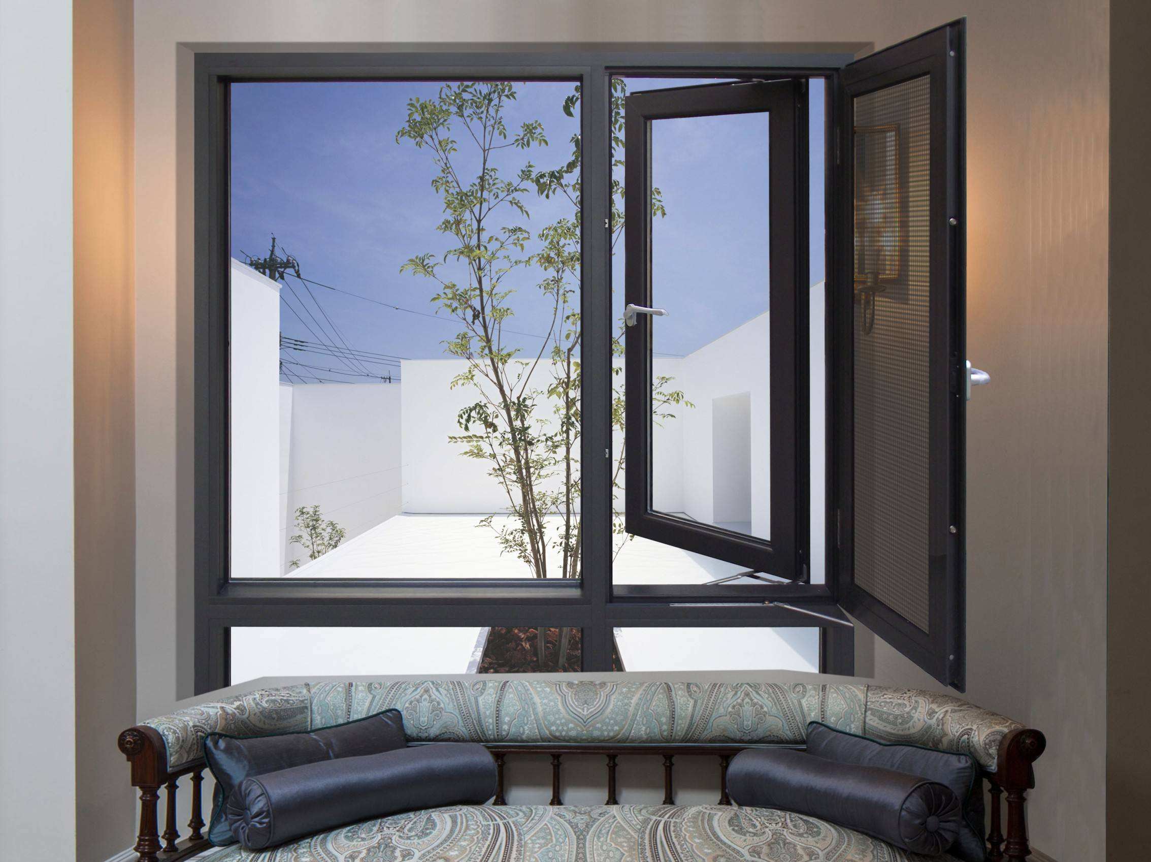 鋁合金門窗和塑鋼門窗不同，誰更適合封陽臺的門窗？