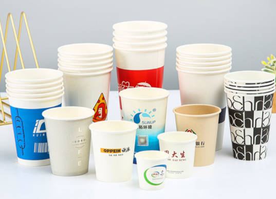塑料杯与纸杯哪个好?一次性纸杯工厂报价和定制价格