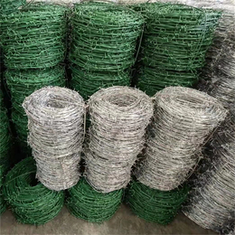 河北镀锌刺绳厂家供应长沙涂塑带刺铁丝网益阳绿色铁蒺藜