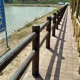 甘孜州理塘县公路防撞栏 铸造石栏杆厂家 巴塘县水泥仿树皮护栏