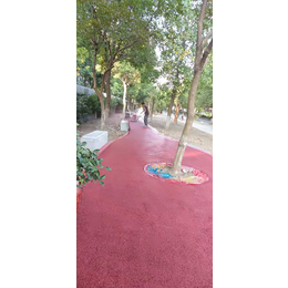 重庆新修沥青路面用彩色喷涂剂改成铁锈红色