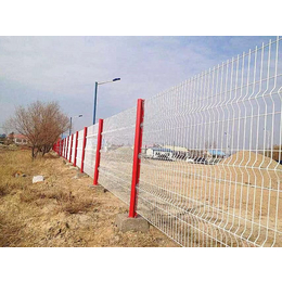 河北防护网厂家供应桃型立柱隔离栅三角折弯围栏网