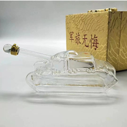 河间华企生产坦克造型酒瓶高硼硅玻璃泡酒瓶艺术玻璃酒瓶