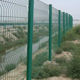 邦讯带弯护栏网1.8x3米三角折弯护栏网公园景观桃型柱护栏网
