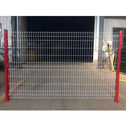 桃形立柱护栏网一般具有安装稳定-耐腐蚀-焊接固定波纹结构等优