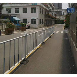 东方人车分流栏杆示意图 蓝白色面包管护栏 道路隔离栅