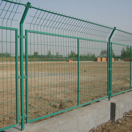 双边丝护栏网 绿色果园护栏网 养鸡围栏网销售