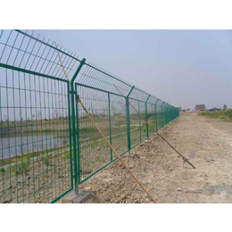 天津围栏网-超兴铁丝防护网-养鸡围栏网