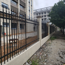 三亚项目部锌钢护栏 湛江庭院围墙铁栅栏 厂家学校铁艺围栏												