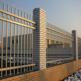 汕尾围墙护栏厂家 生产小区弯头栅栏 工地围栏价格