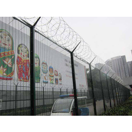 万宁358护栏厂家 工地围栏网片 桃型柱护栏安装