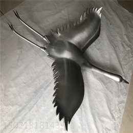 安顺不锈钢镜面月牙上的鹤雕塑 室外月亮景观制作图